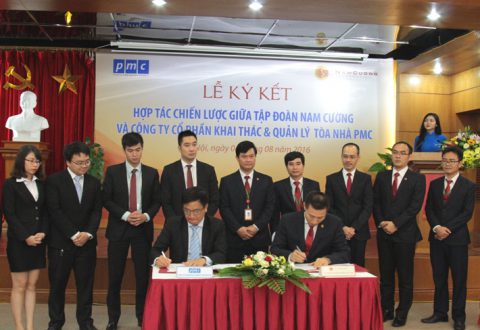 Ông Trần Văn Nghĩa - Tổng giám đốc Tập đoàn Nam Cường và ông Nguyễn Hồng Minh - Tổng giám đốc PMC ký kết hợp tác