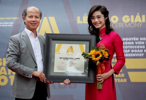 Ông Nguyễn Trần Nam - Chủ tịch hiệp hội Bất động sản Việt Nam, nguyên Thứ Trưởng Bộ Xây trao tặng bằng khen “Chủ đầu tư của năm 2016” cho Bà Trần Thị Quỳnh Ngọc - Phó Chủ tịch HĐQT Tập đoàn Nam Cường