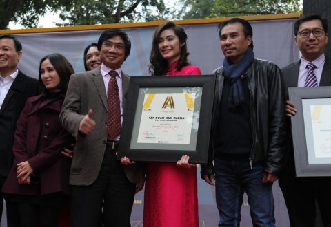 Ông Trần Ngọc Chính – Chủ tịch Hội Quy hoạch phát triển đô thị Việt Nam chụp hình lưu niệm cùng với các Lãnh đạo đại diện Doanh nghiệp tham dự nhận giải