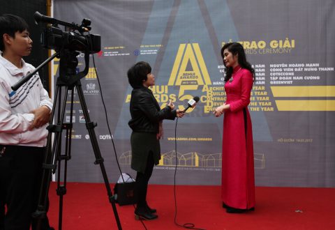 Phó Chủ tịch Tập đoàn Nam Cường - bà Trần Thị Quỳnh Ngọc trả lời phỏng vấn Đài truyền hình Hà Nội sau lễ trao giải