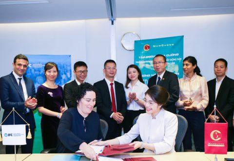 Phó Chủ tịch Tập đoàn Nam Cường, bà Trần Thị Quỳnh Ngọc (phải) trong buổi ký kết hợp tác giữa IFC- Nam Cường thúc đẩy phát triển công trình xanh