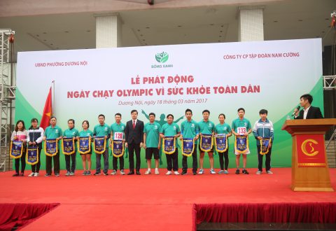 Ông Trần Oanh - PCT Tập đoàn Nam Cường trao cờ lưu niệm cho các đơn vị tham gia Giải chạy