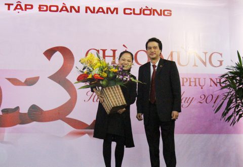 Bà Hồ Thị Thu Mai nhận lẵng hoa chúc mừng từ Phó Tổng giám đốc Tống Thành Nguyên