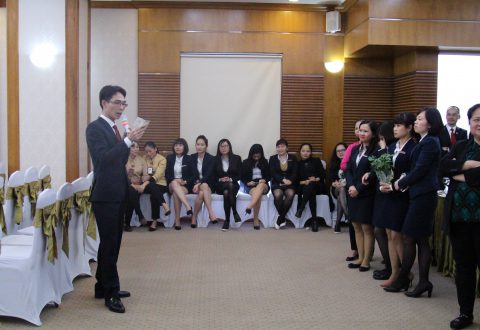 MC chương trình - Ông Nguyễn Thành Nam - Trưởng ban Dịch vụ Hành chính công bố CBNV nữ may mắn được “đấng mày râu” của Tập đoàn gửi tặng lời chúc trong tấm thiệp