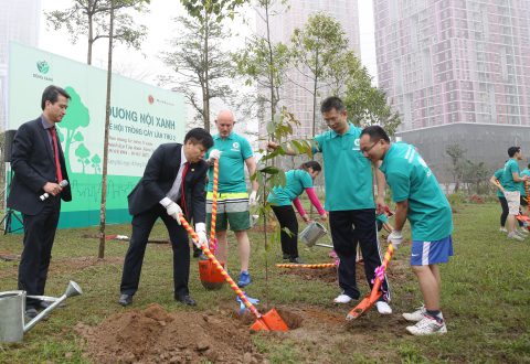 Ban Lãnh đạo Tập đoàn Nam Cường cùng đối tác quốc tế Ego Landscape cùng trồng cây góp phần mang lại một cuộc sống Xanh An Lành, hạnh phúc cho cộng đồng