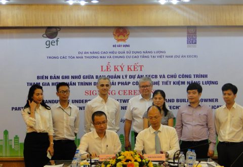 Ông Lê Trung Thành, Giám đốc ban QLDA EECB – Vụ trưởng vụ khoa học Công nghệ và Môi trường (bên phải) và ông Trần Như Trung – Phó Tổng Giám đốc Tập đoàn Nam Cường ký biên bản ghi nhớ