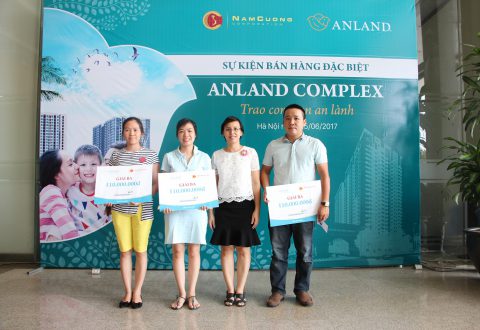 Niềm vui nhân đôi khi những khách hàng may mắn nhận được quà tặng giá trị