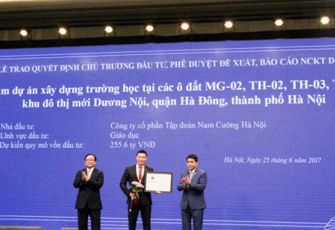 Ông Nguyễn Đức Chung, Chủ tịch UBND TP. Hà Nội trao quyết định chủ trương đầu tư cụm dự án xây dựng trường học cho Ông Trần Văn Nghĩa - Tổng Giám Tập đoàn Nam Cường