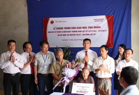 Tập đoàn Nam Cường đã đến thăm hỏi, động viên và trao kinh phí hỗ trợ xây nhà tình nghĩa cho gia đình có công với cách mạng cho cụ Nguyễn Thị Ký tại tổ dân phố Thống Nhất.