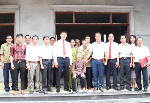Niềm hân hoan của cụ Ký và gia đình trong lễ khánh thành bàn giao nhà tình nghĩa