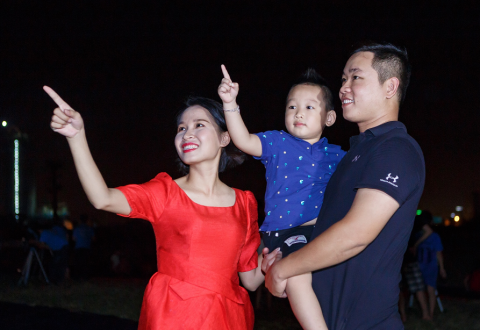 Gia đình bạn Ngọc Anh đưa con tới ngắm sao băng từ rất sớm