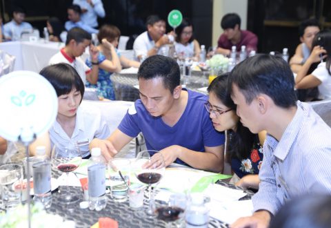 Khách hàng được tư vấn chuyên sâu, chăm sóc bởi đội ngũ bán hàng giàu kinh nghiệm