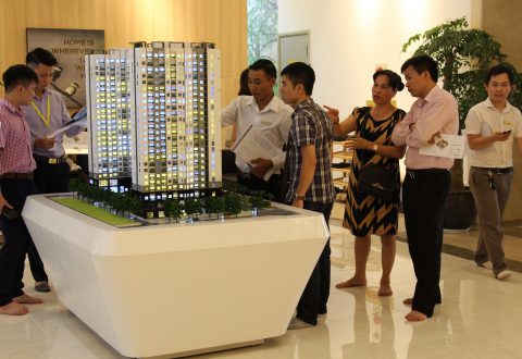 Khách hàng chiêm ngưỡng căn hộ mẫu Anland để có cảm nhận chân thực nhất về tổ ấm Xanh An Lành