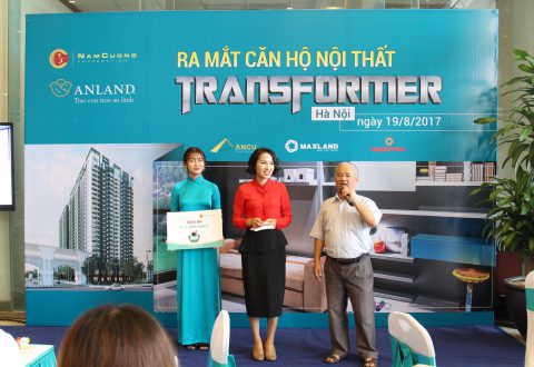 Bác An không dấu được niềm vui mừng khi biết mình là một trong những khách hàng may mắn nhận được quà tặng