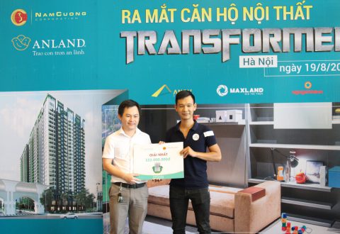 Khách hàng vui mừng nhận được phần quà may mắn từ chủ đầu tư