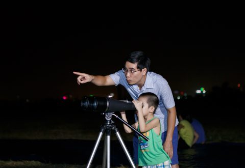 Nhiều gia đình trẻ hào hứng trải nghiệm ngắm vì sao đêm qua ống kính thiên văn