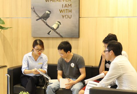 Khách hàng chiêm ngưỡng căn hộ mẫu để có cảm nhận chân thực nhất về tổ ấm Xanh An Lành