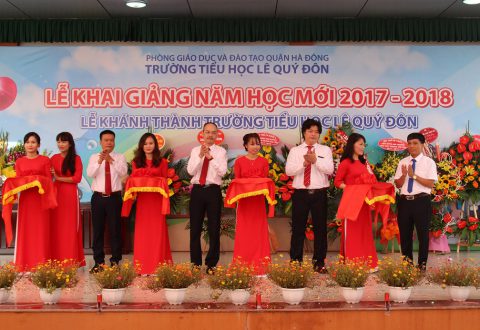 Đại diện Lãnh đạo Tập đoàn Nam Cường, Ông Phạm Hồng Hà – Phó Tổng Giám đốc (đứng giữa) và Ông Nguyễn Xuân Giao – Phó Tổng Giám đốc (bên trái) cắt băng khánh thành trường tiểu học Lê Quý Đôn trong Lễ Khai giảng năm học mới 2017 -2018