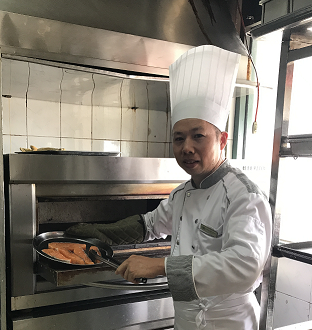 Anh Đặng Đình Chúc – Giám sát bộ phận bếp âm- thâm niên 19 năm công tác tại Khách sạn. “Tôi rất thích công việc làm tình nguyện viên của Tập đoàn Nam Cường, được khoác trên mình màu áo đỏ của Quỹ trái tim nhân hậu, tiếp sức cho những mảnh đời khó khăn và hát vang lên câu hát “sống trong đời sống cần có một tấm lòng”.”