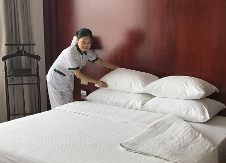 Chị Cao Thị Hải Vân - Bộ phận buồng – giặt là; thâm niên 19 năm công tác tại Khách sạn. “Tôi tìm thấy niềm vui trong công việc khi nhìn nét mặt hài lòng của khách hàng sau khi sử dụng dịch vụ. Với tôi, chăm sóc khách hàng cũng cần tỉ mẩn, cận thận, tận tâm như chăm sóc người thân trong gia đình vậy.”