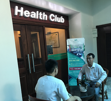 Anh Nguyễn Quốc Khánh – Nhân viên câu lạc bộ - thâm niên 13 năm công tác tại Khách sạn. “Bên cạnh môi trường làm việc tuyệt vời, lý do khiến tôi quyết định gắn bó lâu dài với khách sạn là những chính sách, quyết định của Ban lãnh đạo công ty luôn đảm bảo quyền lợi của cán bộ nhân viên. Khi nhân viên được cổ vũ thì bản thân họ sẽ cống hiến hết sức, chia sẻ ý tưởng và dành trọn thời gian cũng như nguồn lực để cải tiến và nâng cao hiệu quả làm việc.”