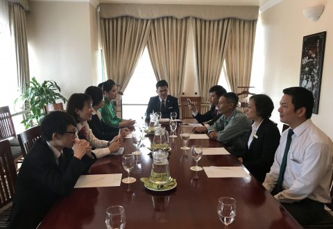 Không khí cởi mở, đầm ấm trong một buổi họp thường niên của cán bộ nhân viên khách sạn