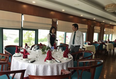 Chị Nguyễn Thị Ngoan –Nhân viên nhà hàng - thâm niên 14 năm công tác tại Khách sạn. “Chăm chút từ những chi tiết nhỏ sẽ làm nên thành công lớn, đây là câu nói của Cố chủ tịch mà tôi luôn tâm niệm khắc ghi. Nhìn thấy mong muốn và phục vụ trước khi khách hàng nói ra là điều mà tôi và toàn bộ nhân viên khách sạn luôn cố gắng thực hiện.”