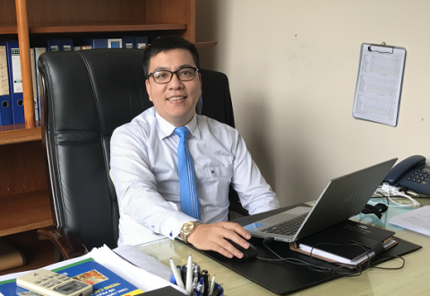 Anh Nguyễn Tuấn Quyết – Giám đốc điều hành hệ thống khách sạn Nam Cường – thâm niên 6 năm công tác “Chúng tôi không cho phép mình bằng lòng, chủ quan khi Hệ thống khách sạn Nam Cường đã có vị thế trên thị trường. Trách nhiệm của chúng tôi là phải đặt sự chuyên nghiệp, tinh tế không chỉ trong tổ chức hay dịch vụ mà ngay cả trong nụ cười của nhân viên để khách hàng đến một lần là luôn muốn quay trở lại.”