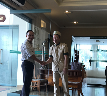 Anh Phạm Văn Thắng Tổ trưởng Doorman – bộ phận lễ tân- - thâm niên 19 năm công tác tại Khách sạn. “Lý do khiến tôi gắn bó lâu dài vì môi trường làm việc ở đây thân thiện và năng động, mọi người trong công ty coi nhau như một gia đình nên luôn luôn hỗ trợ để công việc được hoàn thành tốt nhất. Không chỉ tôi mà các anh/chị/em nơi đây đều mong muốn được làm việc lâu dài và gắn bó nhiều hơn nữa cho công ty.”
